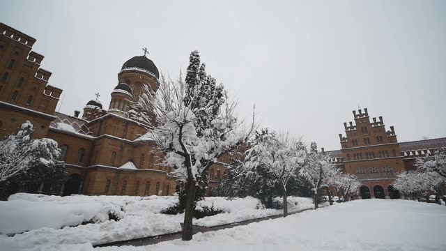 Chernivtsi-Universität-(die-ehemalige-Residenz-Metropoliten),-Ukraine.-Winter
