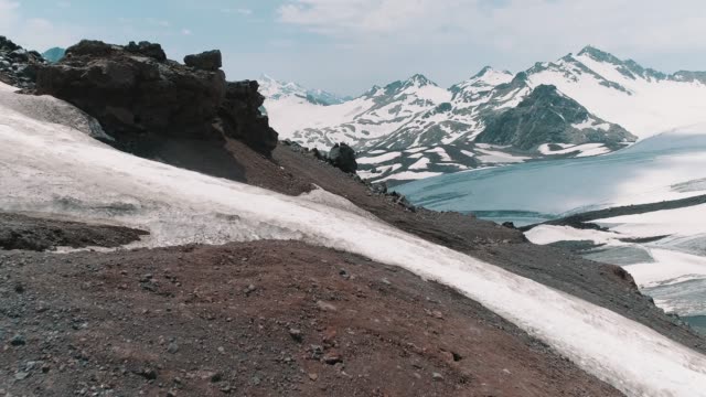 Luftaufnahme-des-malerischen-Naturlandschaft-verschneiten-felsigen-Gipfeln