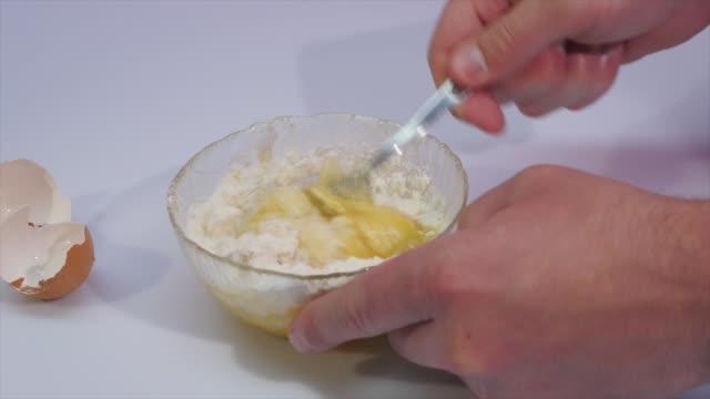 Break-the-egg-in-a-bowl-with-flour