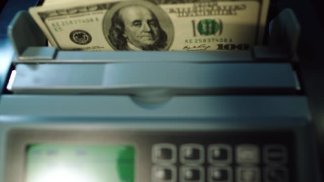 Moderner-Bankdienstleistungen.-Cash-Zählmaschine-100-Dollar-Scheine-zu-zählen.