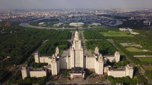 sonnigen-Tag-Moskau-Stadt-berühmten-Universität-komplexe-Antenne-Panorama-4k-Russland