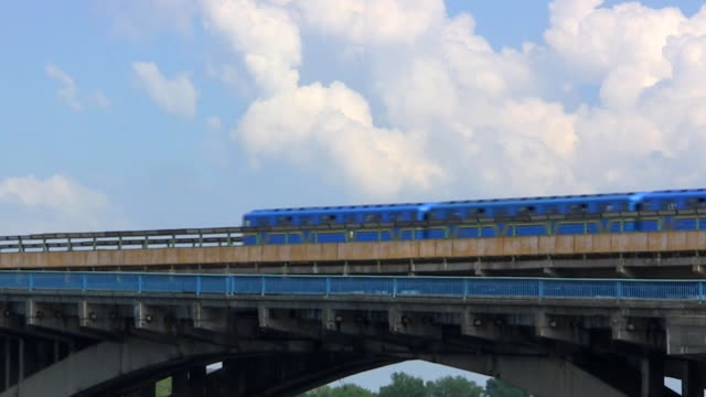 U-Bahn-Zug-überquert-die-Brücke-über-den-Fluss-Dnepr-in-Kiew,-Ukraine