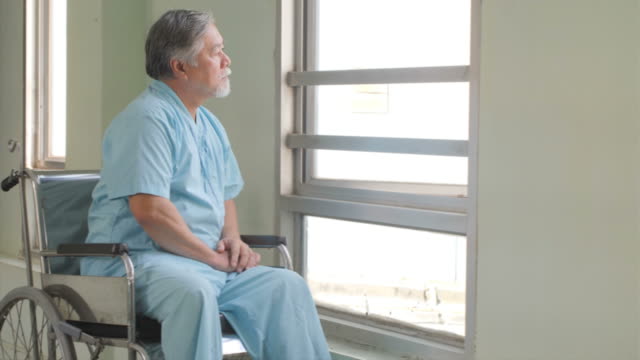 Hombre-jubilado-solo-en-una-clínica-médica