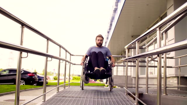 Un-hombre-discapacitado-en-silla-de-ruedas-del-montar-a-caballo-por-la-pendiente