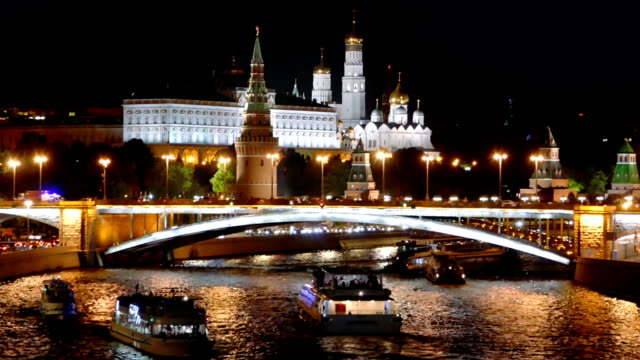 Vista-nocturna-del-río-Moscú-y-Moscú-con-cruceros,-Rusia.