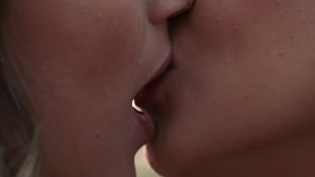 Gay-girlfriends-kissing