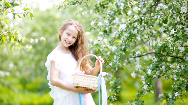 Adorable-niña-en-jardín-floreciente-de-apple-día-de-hermosa-primavera