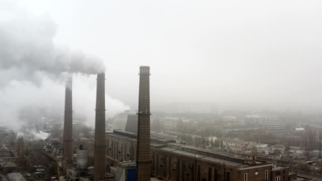 Kohle-Strom-Kraftwerk-Fabrik-zur-Herstellung-von-massiven-Smoke-Stack-Umweltverschmutzung-Dämpfe.