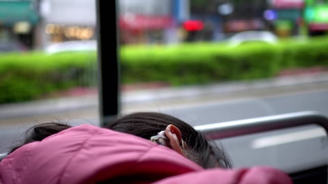 Hijo-de-pérdida-de-audición-durmiendo-en-el-asiento.-En-el-autobús-de-agitación.