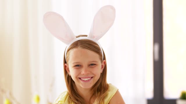 glückliches-Mädchen-tragen-Easter-Bunny-Ohren-Haarreif