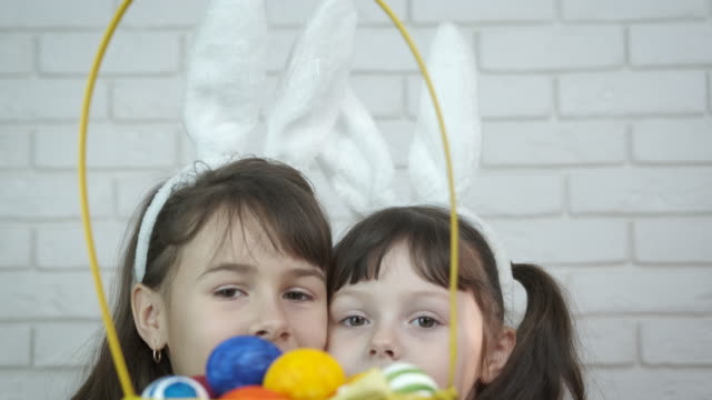 Kinder-in-Kaninchenohren-mit-einem-Eierkorb.