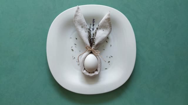 Huevo-de-Pascua-con-orejas-de-conejo-detener-animación-de-movimiento