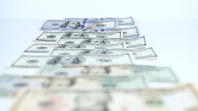 US-Dollar-auf-weißem-Hintergrund.-Fokus-verschieben