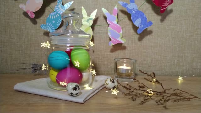 Huevo-de-Pascua-con-orejas-de-conejo-y-luces-parpadeantes