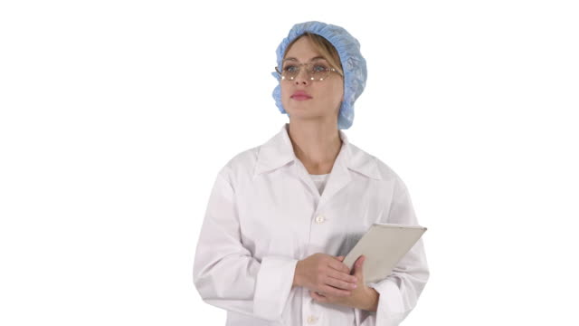 Doctora-mujer-sosteniendo-la-tableta-y-caminando-sobre-fondo-blanco