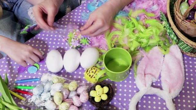 Espacio-de-trabajo-con-huevos-de-Pascua-decorativos