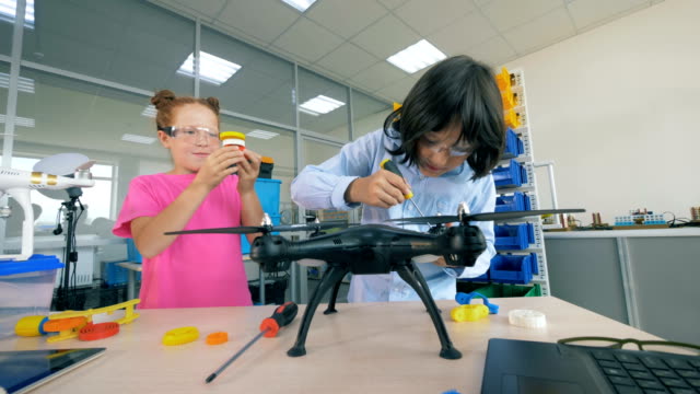 Los-niños-estudian-ciencia-de-la-tecnología-drones,-Copters,-aicrafts.-4k.