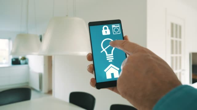 Internet-of-things-App-auf-Handy-schaltet-Licht-in-Smart-Home