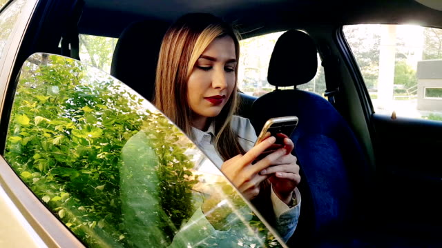Frau-in-Auto-mit-Handy