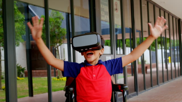 Frontansicht-von-behinderten-afroamerikanischen-Schülerinnen-und-Schülern,-die-Virtual-Reality-Headset-im-Schulkorridor-4-verwenden