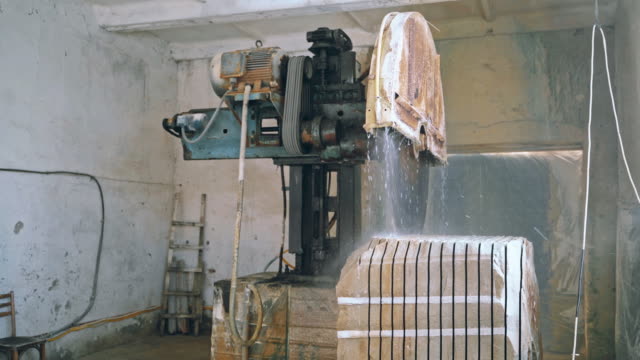 Máquina-de-aserrado-de-granito-en-una-fábrica