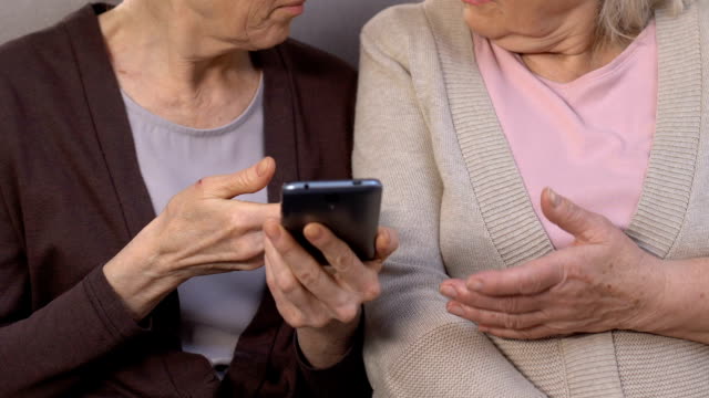 Altersfrauen-nutzen-Internet-auf-Smartphone,-fehlende-Fähigkeiten,-schwierige-Technologien