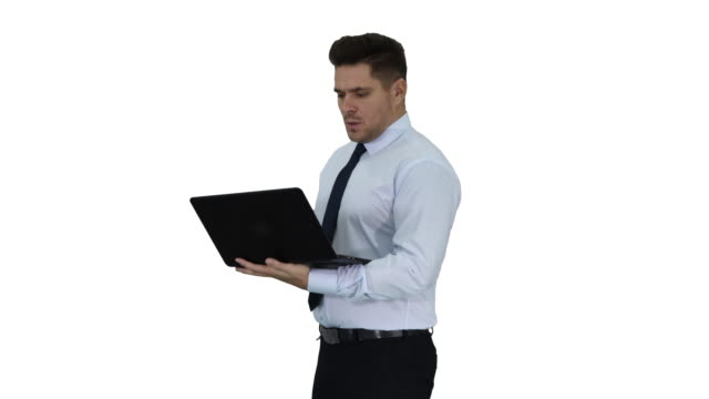 Businessman-Drücken-Sie-den-Play-Button,-um-Projekte-oder-Präsentationen-auf-Laptop-auf-weißem-Hintergrund-zu-starten-oder-zu-initiieren