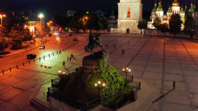 Night-flight-around-the-monument-to-Bogdan-Khmelnitsky-in-Kiev