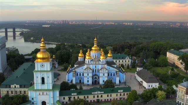 Vista-aérea-de-la-Catedral-de-San-Miguel-y-el-Ministerio-de-Asuntos-Exteriores,-Kiev