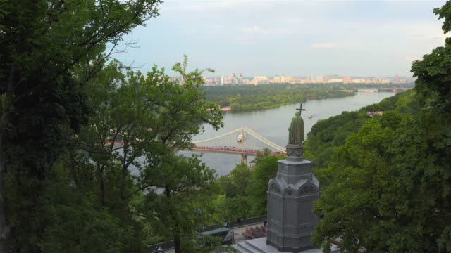 Vista-aérea-del-monumento-a-Vladimir-el-grande,-el-puente-peatonal-y-el-río-Dnieper,-Kiev