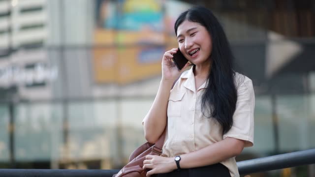 Asiatische-Frau-mit-Handy
