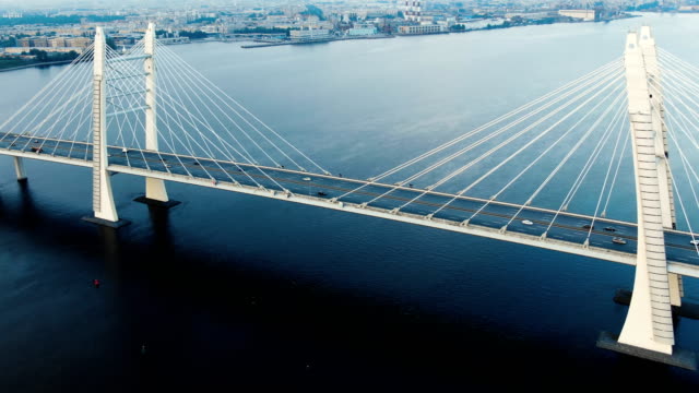 Bewegung-entlang-moderner-Kabelbrücke-gegen-Stadtbild