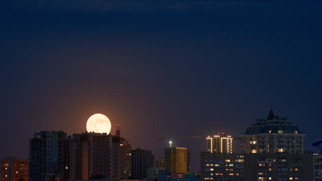 Timelapse-luna-llena-subiendo-ower-paisaje-urbano-en-Kiev-1080P-60fps