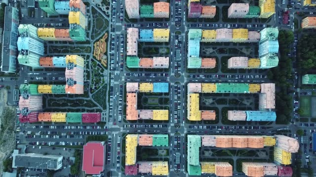 Top-Ansicht-Luftaufnahmen-von-Comfort-Town.-Bunte-Gebäude-in-Kiew,-Ukraine.