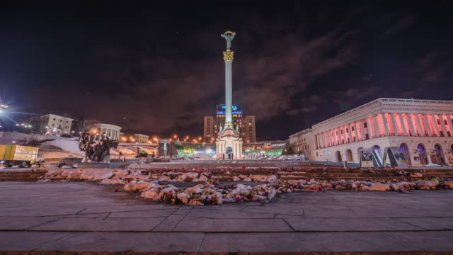 Nachtzeitraffer-des-Unabhängigkeitsplatzes-in-Kiew