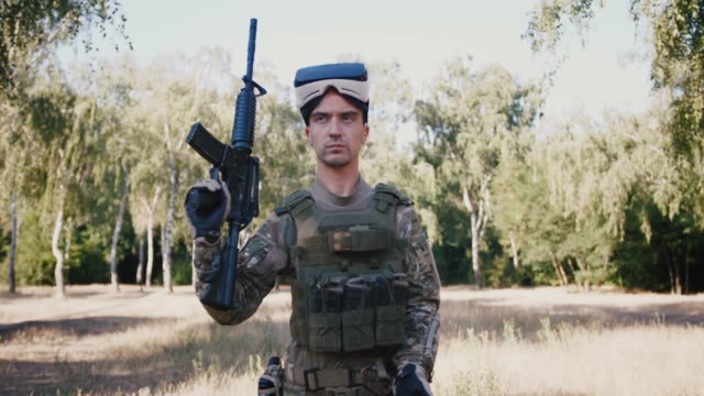 Soldado-con-rifle-con-gafas-de-realidad-virtual-al-aire-libre