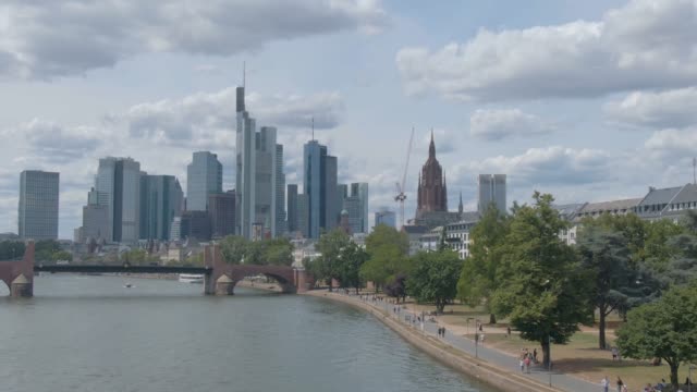 Flying-through-the-streets-of-Frankfurt