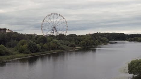 sich-dem-Riesenrad-vor-dem-Hintergrund-des-Flusses