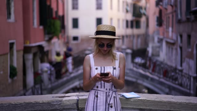 Millennial-caucasian-a-ublogueera-femenina-escribiendo-texto-para-artículo-con-información-sobre-viajar-por-Italia