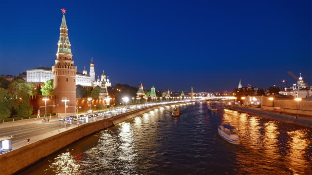Lapso-nocturno-del-Kremlin-de-Moscú-y-el-río-Moscova-con-cruceros,-Rusia