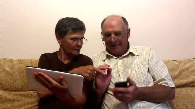 Attraktive-erwachsene-Frau-und-erwachsene-Mann-machen-einen-Videoanruf-mit-ihrer-Familie-auf-einem-Tablet-PC.