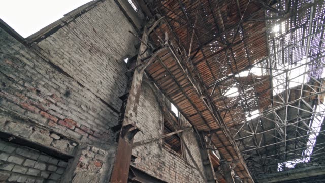 Verlassenes-zerstörtes-Industriefabrikgebäude.