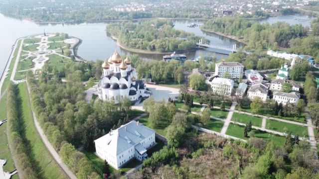 Malerische-Ansicht-von-der-Drohne-der-mittelalterlichen-Yaroslavl-Orthodox-Assumption-Kathedrale