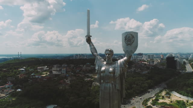 Edelstahl-Skulptur-des-Mutterlandes-am-Ufer-des-Dnjepr,-Kiew,-Ukraine.