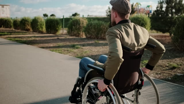 Behinderter-Mann-zu-Fuß-in-der-Stadt