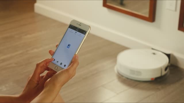 Setting-up-the-robotic-vacuum-cleaner-by-the-app-on-a-phone