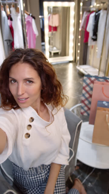 Glückliche-weibliche-Kundin-macht-Selfies-im-Shop