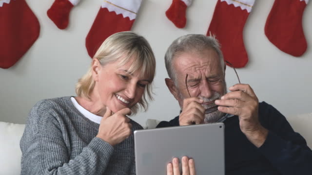 ancianos-ancianos-caucásicos-ancianos-y-mujeres-usando-tabletas-y-jugando-internet-en-línea-juntos