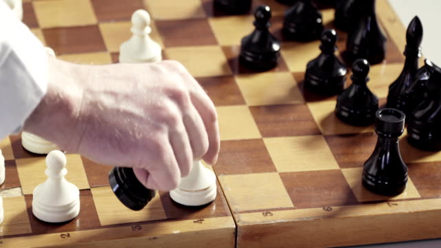 La-prótesis-robótica-de-mano-de-calidad-es-jugar-ajedrez-con-la-mano-humana