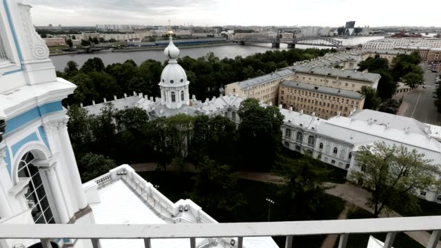 Blick-auf-die-Brücke-und-die-Stadt-St.-Petersburg-von-der-Kolonnade-der-Smolny-Kathedrale